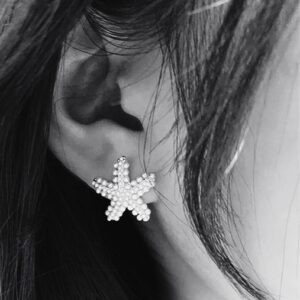 Voeg een speelse touch toe aan je look met de Oorbellen Zeester van By Jeanny. Deze prachtige zeester oorstekers zijn gemaakt van hoogwaardig stainless steel, waardoor ze duurzaam en stijlvol zijn. De zeester vorm maakt deze oorbellen een absolute musthave voor elke sieradenliefhebber. Ze brengen direct een vrolijke en zomerse sfeer aan je outfit, of je nu een casual dagje uit hebt of een speciale gelegenheid bijwoont. Belangrijkste kenmerken: Materiaal: Hoogwaardig stainless steel voor duurzaamheid en glans. Design: Schattige zeester vorm, perfect om je look op te vrolijken. Musthave: Een onmisbare toevoeging aan je sieradencollectie. Maak je sieradencollectie compleet met de Oorbellen Zeester en voeg een vleugje speelsheid en elegantie toe aan elke outfit. Perfect voor dagelijks gebruik of om een speciale gelegenheid op te fleuren.