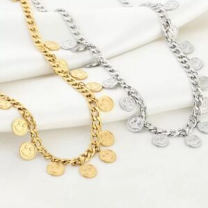 Schakelketting - Smiley - Bedel Breng een vleugje speelsheid en elegantie in je sieradencollectie met de Schakelketting - Smiley - Bedel van By Jeanny. Deze verfijnde schakelketting in zowel goud- als zilverkleurig stainless steel is perfect voor het creëren van een opvallende look. De gouden en zilveren schakels van de ketting worden prachtig aangevuld door een charmante smiley-bedel, die een vrolijke en unieke twist toevoegt aan elke outfit. Of je nu een casual dag hebt of een avond uit gaat, deze ketting is ontworpen om je look te verfraaien en je zelfvertrouwen een boost te geven. Belangrijkste kenmerken: Materialen: Gemaakt van roestvrij staal, waardoor de ketting niet verkleurt en lang meegaat. Design: Eyecatcher met een speelse smiley-bedel die je look opvrolijkt. Kleuren: Beschikbaar in goud en zilver, zodat je kunt variëren en combineren. Maat: 40 cm met een extra 5 cm verstelbare schakel voor een perfecte pasvorm. Met deze ketting maak je een statement en voeg je een vrolijke, elegante touch toe aan je dagelijkse stijl.