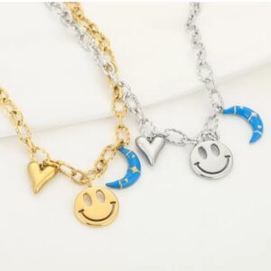 Maak je outfit compleet met de Ketting - Smile Moon, een subtiel en stijlvol accessoire dat perfect past bij elke look. Deze ketting is gemaakt van hoogwaardig stainless steel, wat betekent dat het niet verkleurt en langdurig zijn glans behoudt. Het verfijnde ontwerp met een smiley bedel straalt een speelse en moderne uitstraling uit, ideaal voor dagelijks gebruik of om je look een vrolijke touch te geven. Verkrijgbaar in de kleuren goud en zilver, zodat je de ketting kunt matchen met je favoriete accessoires. Belangrijkste kenmerken: Materiaal: Stainless steel, verkleurt niet Afmetingen: 40 cm + 5 cm verstelbaar Smiley bedel voor een speelse en stijlvolle look Beschikbaar in goud en zilver Voeg een vrolijke twist toe aan je outfit met deze tijdloze ketting!
