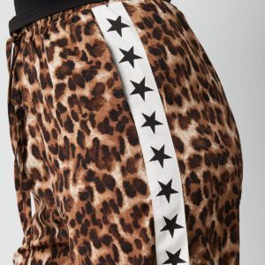 Maak een statement met deze trendy panterprint broek in een stijlvolle bruine tint. De perfecte mix van comfort en fashion, waardoor je hem zowel casual als chic kunt dragen. Dankzij de elastische tailleband en het aantrekkoord biedt deze broek een fijne pasvorm en ultiem draagcomfort. Draag hem met het Saint Tropez T-shirt voor een effortless streetstyle look, of combineer hem met een oversized blazer voor een classy en edgy uitstraling. Of je nu een dagje uit gaat of een comfortabele, trendy look wilt creëren, deze broek is een musthave voor je garderobe. Belangrijkste kenmerken: ✔ Trendy panterprint – stijlvol en opvallend. ✔ Comfortabele pasvorm – elastische tailleband met aantrekkoord. ✔ Veelzijdig te combineren – past perfect bij T-shirts en blazers. ✔ Luchtige stof – gemaakt van 100% polyester. ✔ Verkrijgbaar in de maten S, M en L. Maatinformatie: S – taille: 66 cm, lengte: 109,5 cm. M – taille: 70 cm, lengte: 110,5 cm. L – taille: 74 cm, lengte: 111,5 cm.