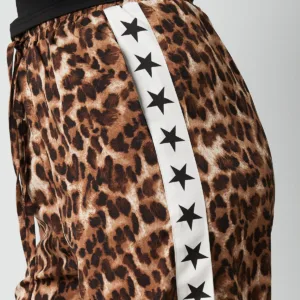Maak een statement met deze trendy panterprint broek in een stijlvolle bruine tint. De perfecte mix van comfort en fashion, waardoor je hem zowel casual als chic kunt dragen. Dankzij de elastische tailleband en het aantrekkoord biedt deze broek een fijne pasvorm en ultiem draagcomfort. Draag hem met het Saint Tropez T-shirt voor een effortless streetstyle look, of combineer hem met een oversized blazer voor een classy en edgy uitstraling. Of je nu een dagje uit gaat of een comfortabele, trendy look wilt creëren, deze broek is een musthave voor je garderobe. Belangrijkste kenmerken: ✔ Trendy panterprint – stijlvol en opvallend. ✔ Comfortabele pasvorm – elastische tailleband met aantrekkoord. ✔ Veelzijdig te combineren – past perfect bij T-shirts en blazers. ✔ Luchtige stof – gemaakt van 100% polyester. ✔ Verkrijgbaar in de maten S, M en L. Maatinformatie: S – taille: 66 cm, lengte: 109,5 cm. M – taille: 70 cm, lengte: 110,5 cm. L – taille: 74 cm, lengte: 111,5 cm.