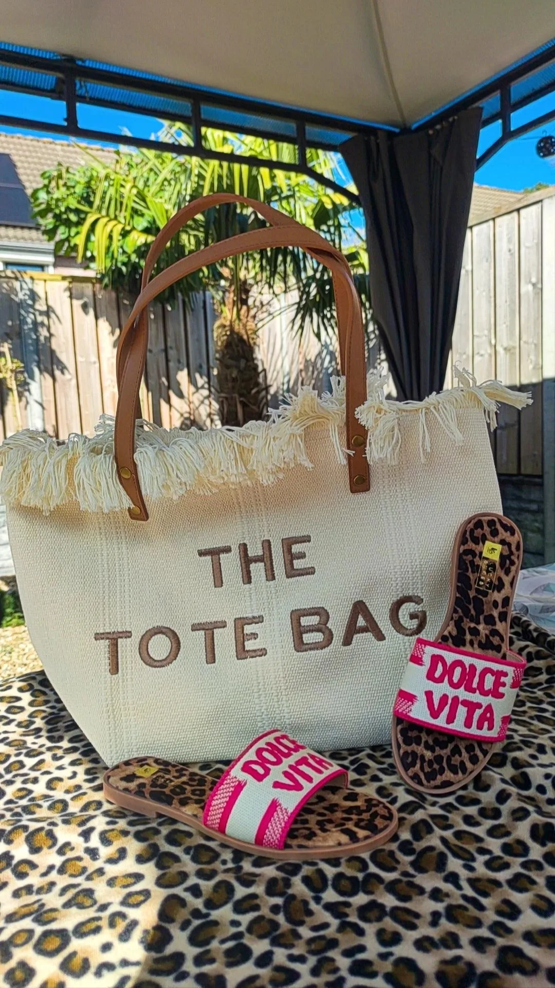 Stap stijlvol de zomer in met de Slipper - Dolce Vita - Leopard van By Jeanny! Deze trendy slipper is een echte musthave met zijn opvallende leopard print voetbed en stijlvolle tekst op de band. Dankzij het zachte materiaal en de flexibele zool bieden deze slippers ultiem comfort, of je nu thuis ontspant, een dagje naar het strand gaat of een zomerse outfit compleet wilt maken. Het ruime instapmodel zorgt ervoor dat je ze gemakkelijk aan- en uittrekt, terwijl het comfortabele voetbed ondersteuning biedt bij elke stap. Deze slipper is ideaal om te combineren met je favoriete strandtas of zomerse outfit, en vormt de perfecte mix van stijl en gemak. Belangrijkste kenmerken: Trendy slipper met leopard print voetbed en tekstdetail Comfortabel voetbed en flexibele zool Ruime instap voor extra gemak Perfect voor het strand, vakantie of een zomerse dag Valt normaal op maat