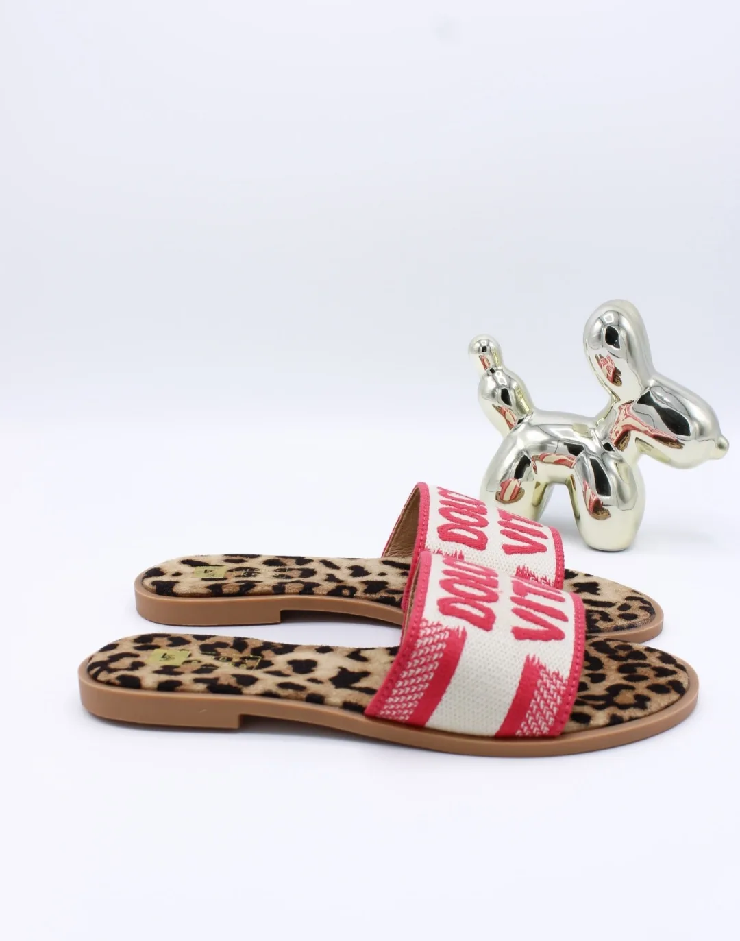Stap stijlvol de zomer in met de Slipper - Dolce Vita - Leopard van By Jeanny! Deze trendy slipper is een echte musthave met zijn opvallende leopard print voetbed en stijlvolle tekst op de band. Dankzij het zachte materiaal en de flexibele zool bieden deze slippers ultiem comfort, of je nu thuis ontspant, een dagje naar het strand gaat of een zomerse outfit compleet wilt maken. Het ruime instapmodel zorgt ervoor dat je ze gemakkelijk aan- en uittrekt, terwijl het comfortabele voetbed ondersteuning biedt bij elke stap. Deze slipper is ideaal om te combineren met je favoriete strandtas of zomerse outfit, en vormt de perfecte mix van stijl en gemak. Belangrijkste kenmerken: Trendy slipper met leopard print voetbed en tekstdetail Comfortabel voetbed en flexibele zool Ruime instap voor extra gemak Perfect voor het strand, vakantie of een zomerse dag Valt normaal op maat