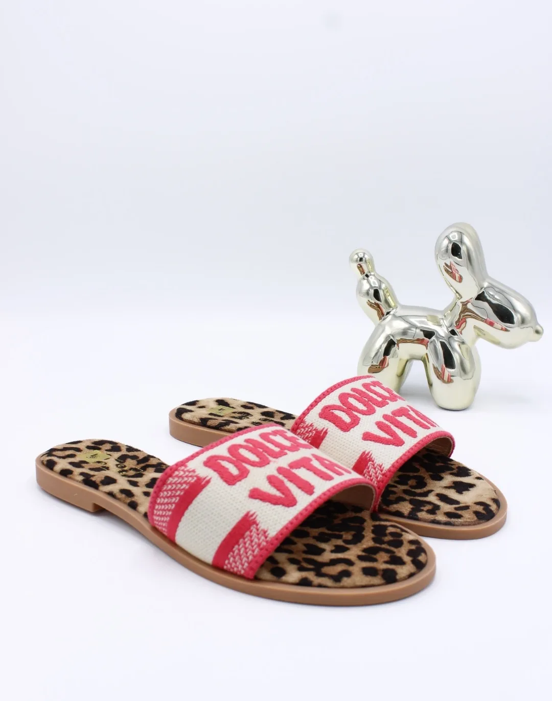 Stap stijlvol de zomer in met de Slipper - Dolce Vita - Leopard van By Jeanny! Deze trendy slipper is een echte musthave met zijn opvallende leopard print voetbed en stijlvolle tekst op de band. Dankzij het zachte materiaal en de flexibele zool bieden deze slippers ultiem comfort, of je nu thuis ontspant, een dagje naar het strand gaat of een zomerse outfit compleet wilt maken. Het ruime instapmodel zorgt ervoor dat je ze gemakkelijk aan- en uittrekt, terwijl het comfortabele voetbed ondersteuning biedt bij elke stap. Deze slipper is ideaal om te combineren met je favoriete strandtas of zomerse outfit, en vormt de perfecte mix van stijl en gemak. Belangrijkste kenmerken: Trendy slipper met leopard print voetbed en tekstdetail Comfortabel voetbed en flexibele zool Ruime instap voor extra gemak Perfect voor het strand, vakantie of een zomerse dag Valt normaal op maat