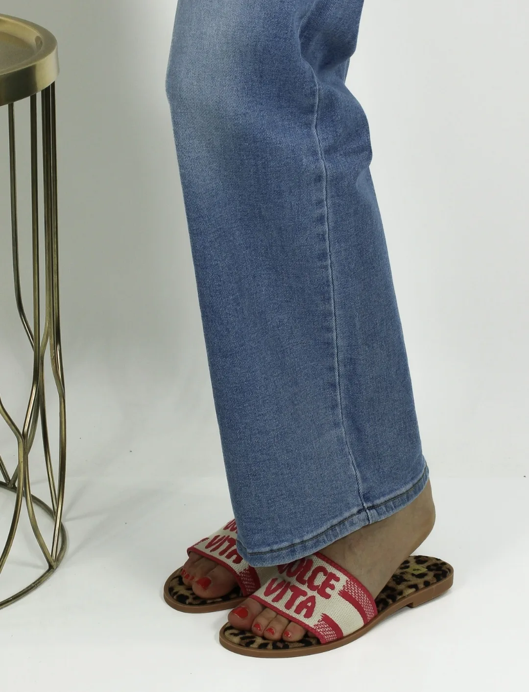 Stap stijlvol de zomer in met de Slipper - Dolce Vita - Leopard van By Jeanny! Deze trendy slipper is een echte musthave met zijn opvallende leopard print voetbed en stijlvolle tekst op de band. Dankzij het zachte materiaal en de flexibele zool bieden deze slippers ultiem comfort, of je nu thuis ontspant, een dagje naar het strand gaat of een zomerse outfit compleet wilt maken. Het ruime instapmodel zorgt ervoor dat je ze gemakkelijk aan- en uittrekt, terwijl het comfortabele voetbed ondersteuning biedt bij elke stap. Deze slipper is ideaal om te combineren met je favoriete strandtas of zomerse outfit, en vormt de perfecte mix van stijl en gemak. Belangrijkste kenmerken: Trendy slipper met leopard print voetbed en tekstdetail Comfortabel voetbed en flexibele zool Ruime instap voor extra gemak Perfect voor het strand, vakantie of een zomerse dag Valt normaal op maat