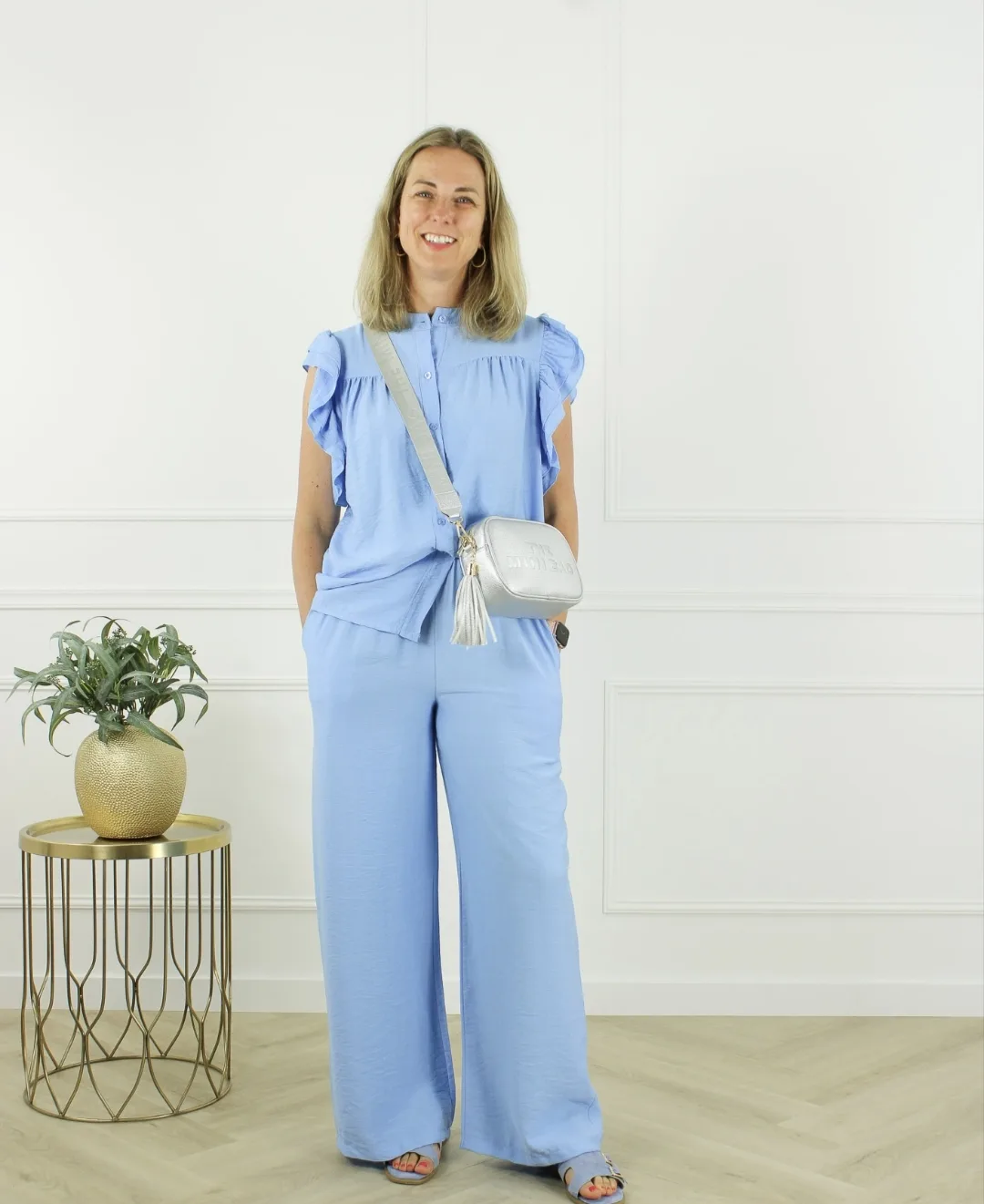 2-delige zomer set van By Jeanny in viscose met blouse en broek, verkrijgbaar in zwart, baby blauw, baby roze en fuchsia – comfy holiday outfit voor dames.