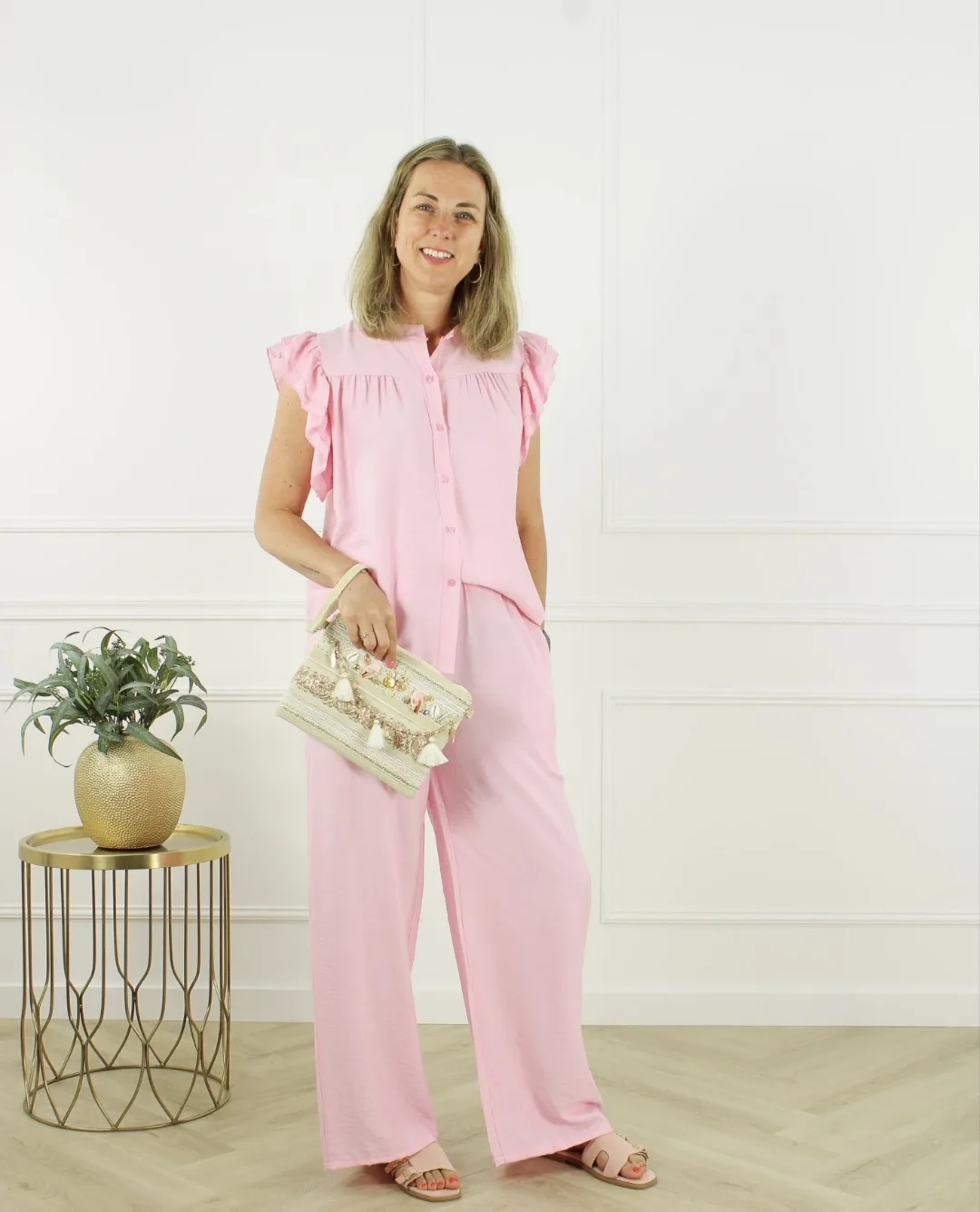2-delige zomer set van By Jeanny in viscose met blouse en broek, verkrijgbaar in zwart, baby blauw, baby roze en fuchsia – comfy holiday outfit voor dames.