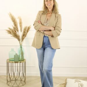 Blazer Demi in camel met 3/4 rimpelmouw en schoudervulling – model draagt maat M