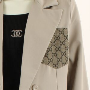 GIGI blazer in taupe – oversized boyfriend model met logo-detail en dubbele knopen, one size
