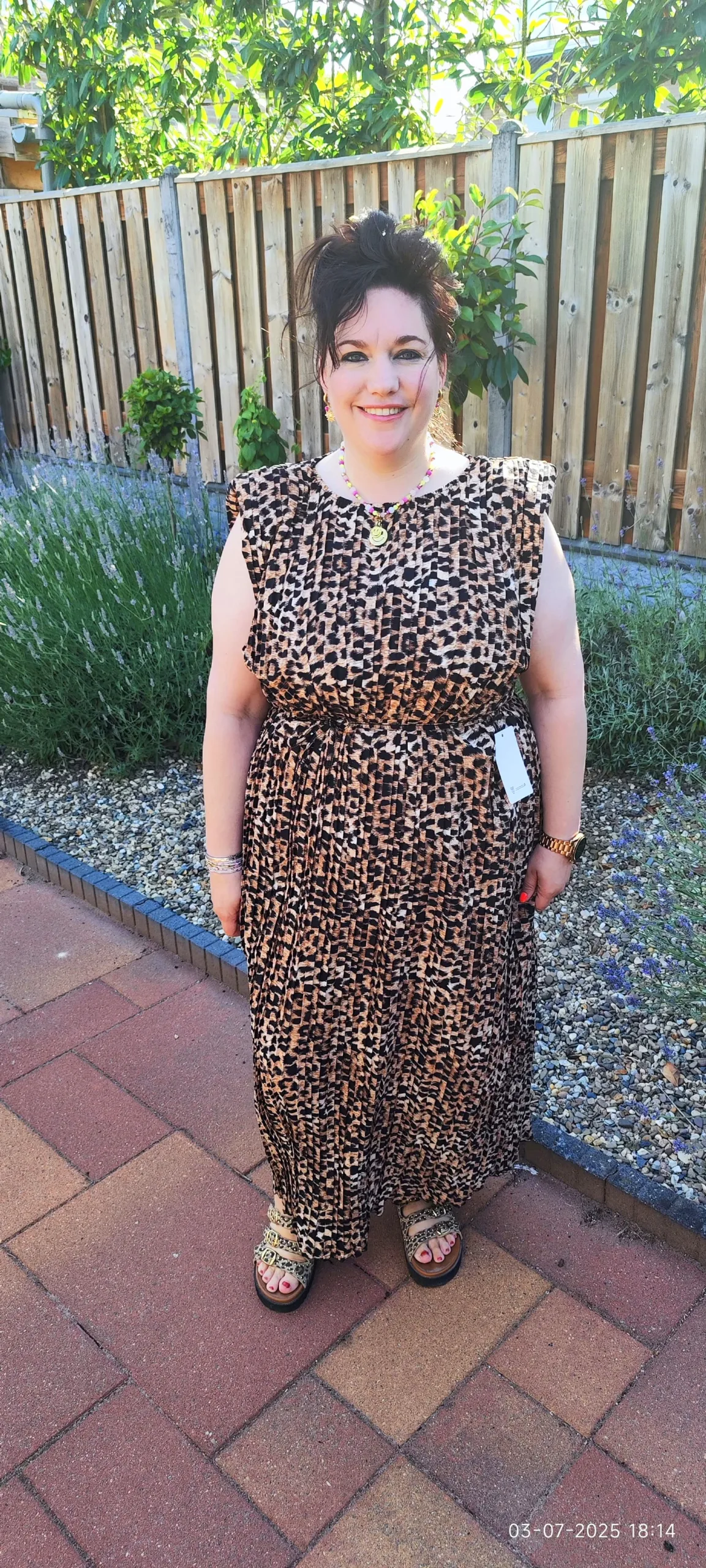 Summer Dress Elba – plissé maxi-jurk met panterprint en strikceintuur, model draagt one size (tot 46/48)