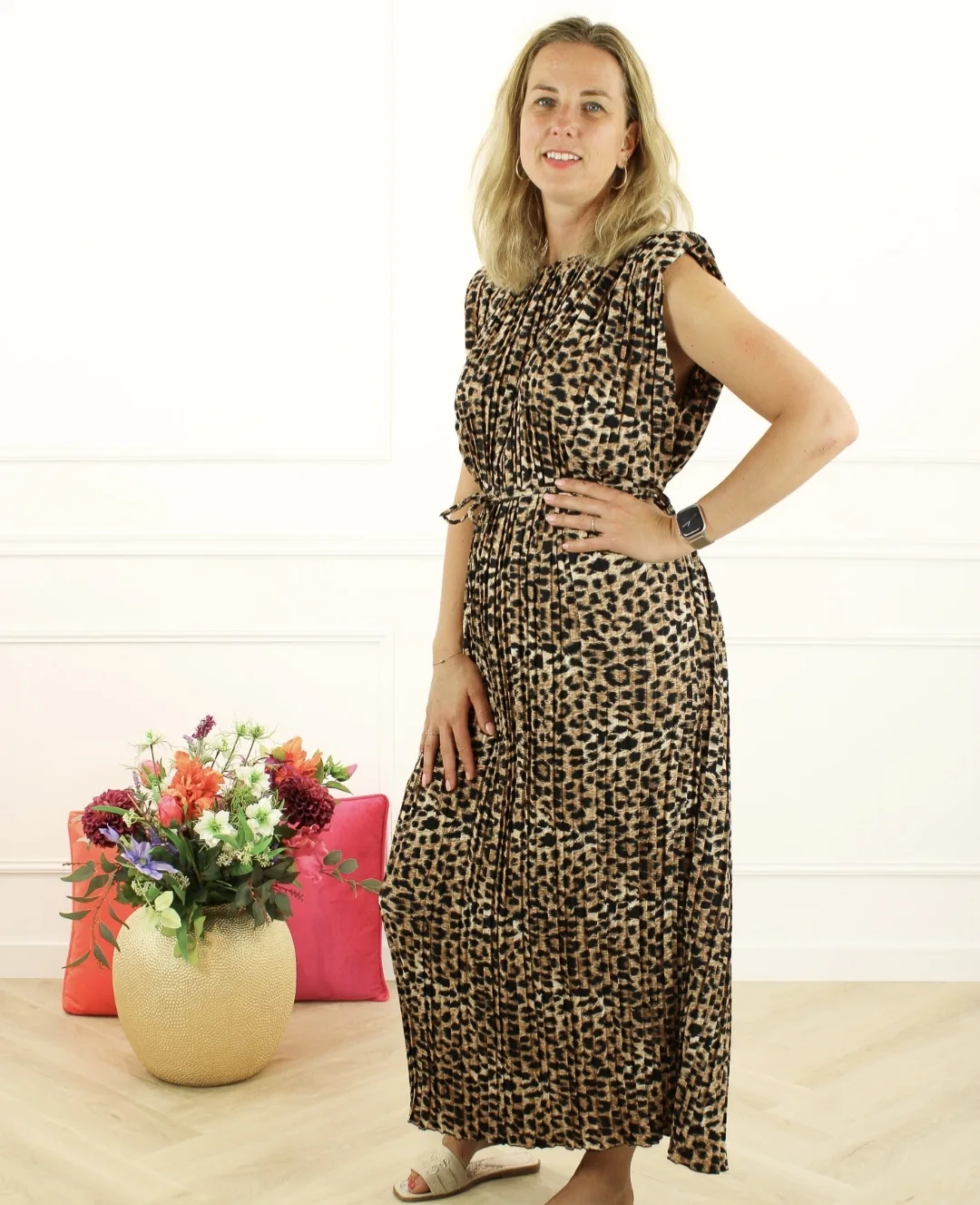 Summer Dress Elba – plissé maxi-jurk met panterprint en strikceintuur, model draagt one size (tot 46/48)
