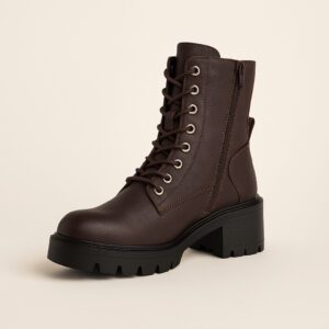 Myra Bikerboots By Jeanny choco brown – stoere dames biker laarzen met blokhak - Donkerbruine bikerboots met rits en veters – trendy dames schoenen