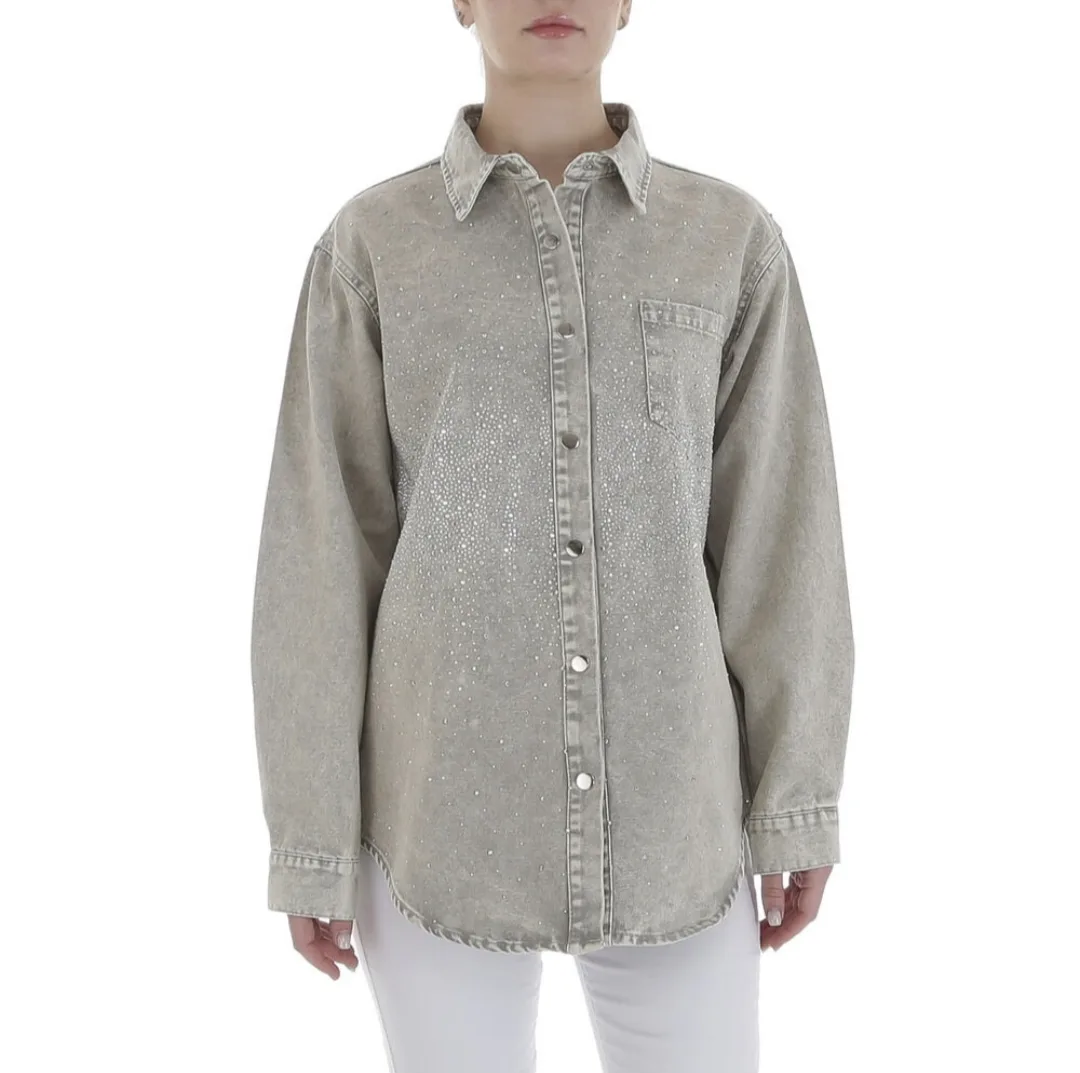 By Jeanny Glitter Denim Jacket – lichtgrijs oversized denim blouse/jack met diamantjes, verkrijgbaar in S, M en L.