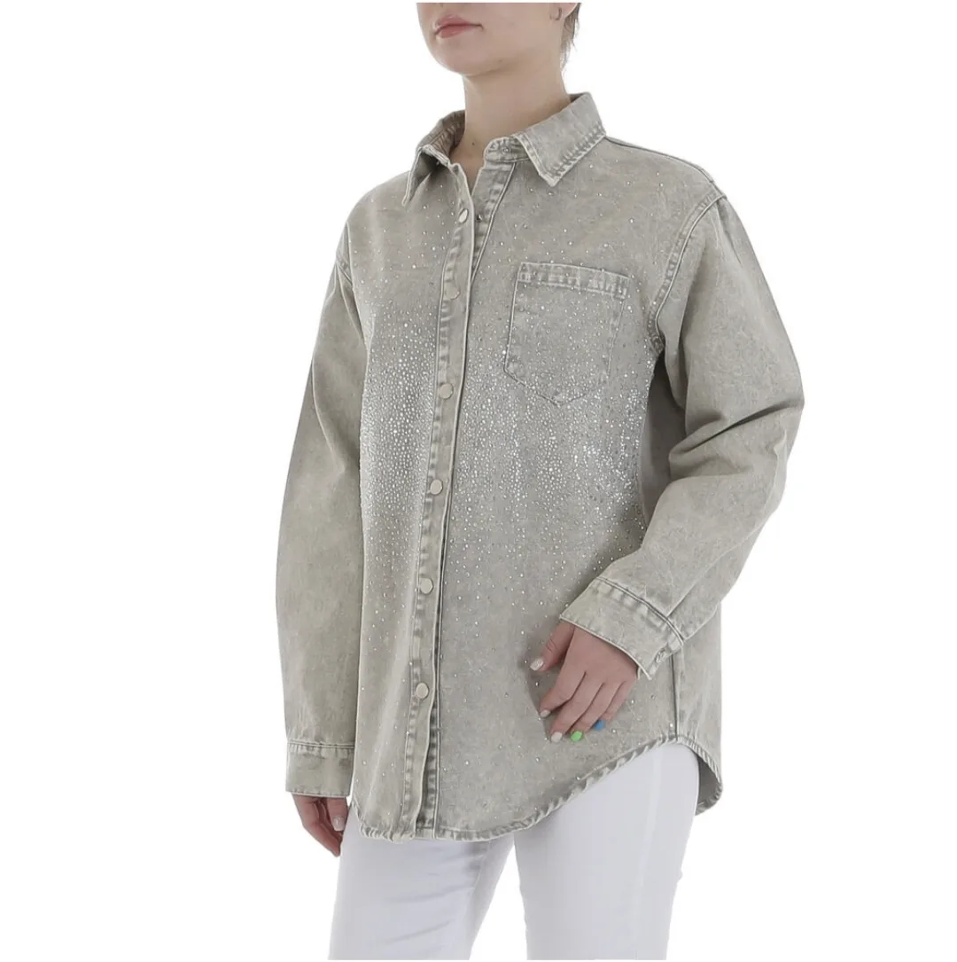 By Jeanny Glitter Denim Jacket – lichtgrijs oversized denim blouse/jack met diamantjes, verkrijgbaar in S, M en L.