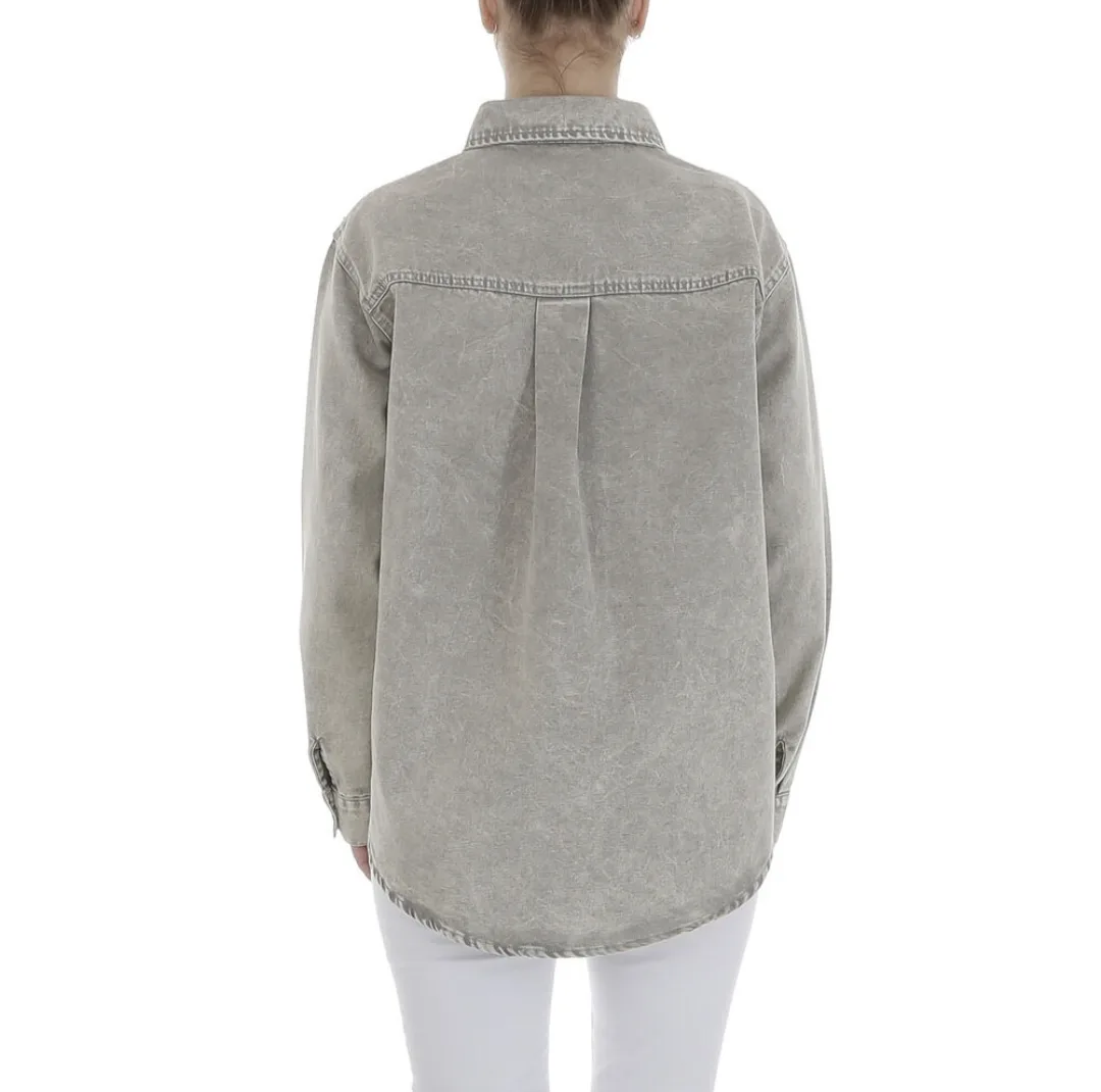 By Jeanny Glitter Denim Jacket – lichtgrijs oversized denim blouse/jack met diamantjes, verkrijgbaar in S, M en L.