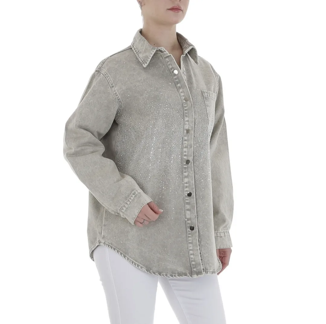 By Jeanny Glitter Denim Jacket – lichtgrijs oversized denim blouse/jack met diamantjes, verkrijgbaar in S, M en L.