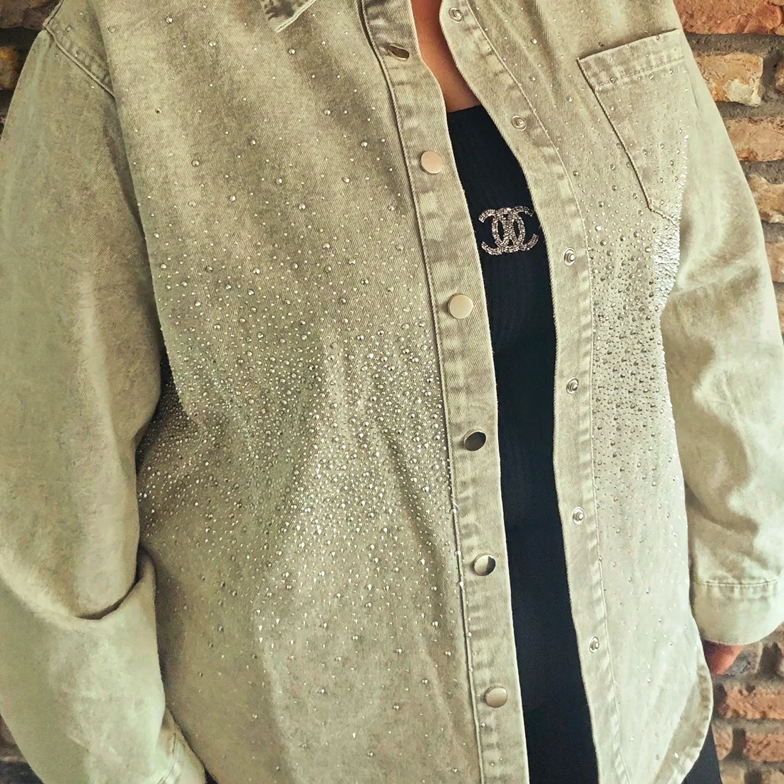 By Jeanny Glitter Denim Jacket – lichtgrijs oversized denim blouse/jack met diamantjes, verkrijgbaar in S, M en L.