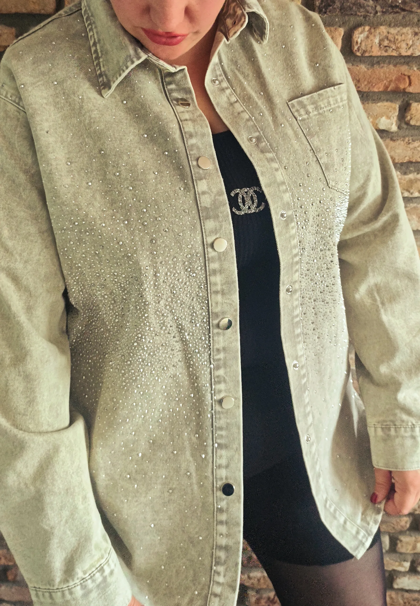 By Jeanny Glitter Denim Jacket – lichtgrijs oversized denim blouse/jack met diamantjes, verkrijgbaar in S, M en L.
