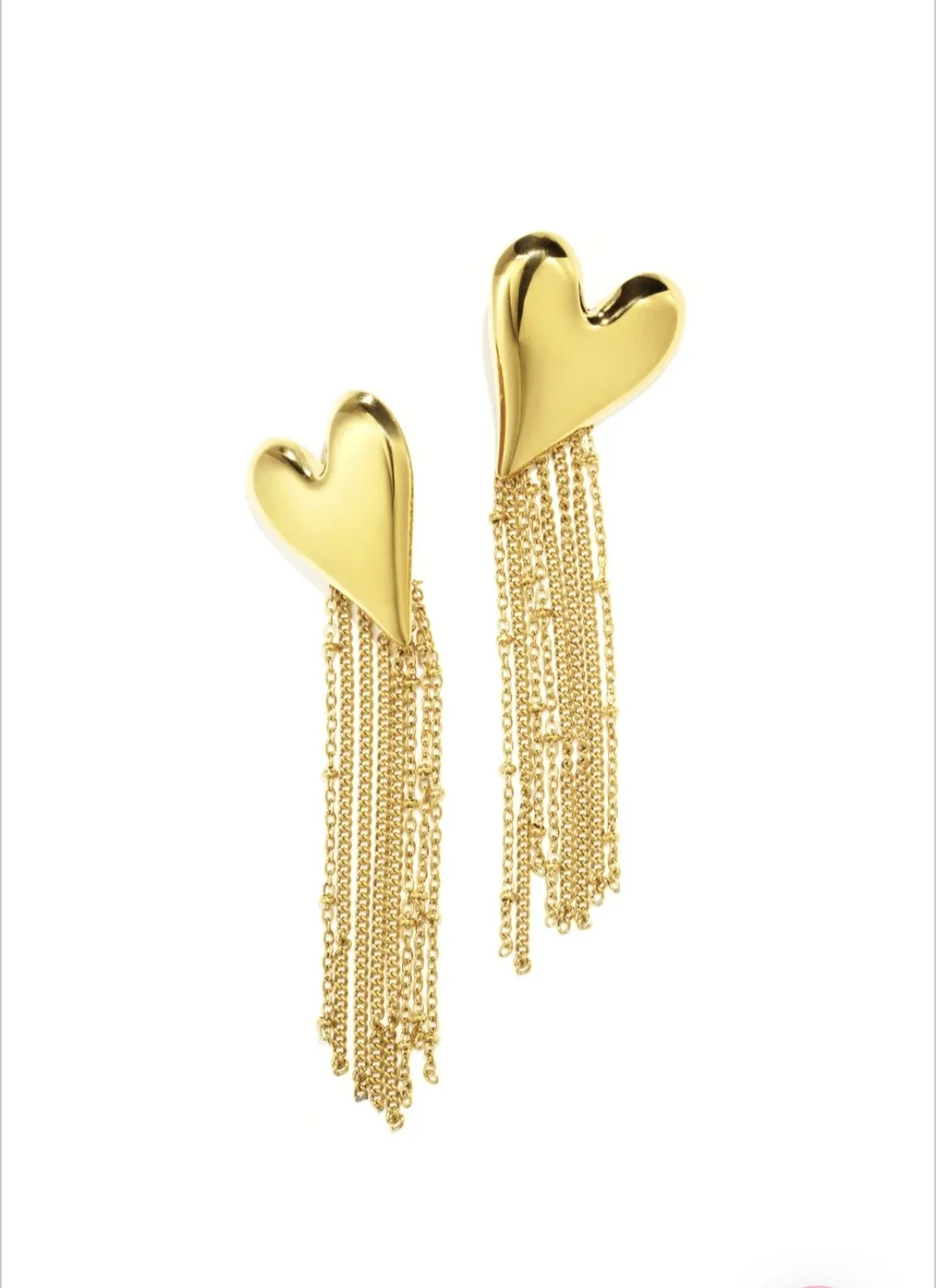 By Jeanny Heart Earrings – Christmas Edition; goudkleurige stainless-steel oorbellen met glanzend hart en fijne kettingdetails, feestelijke damesoorbellen voor de kerstcollectie.