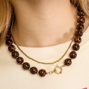 By Jeanny Acryl Kralenketting met luipaardprint – Retro Daily Classic; chocoladebruine ketting met 14 mm acryl kralen en roestvrijstalen slotje, stijlvolle damesketting met retro look.