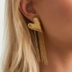 By Jeanny Heart Earrings – Christmas Edition; goudkleurige stainless-steel oorbellen met glanzend hart en fijne kettingdetails, feestelijke damesoorbellen voor de kerstcollectie.
