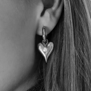 Hartjes oorbellen met parel gedragen – elegante dames sieraden