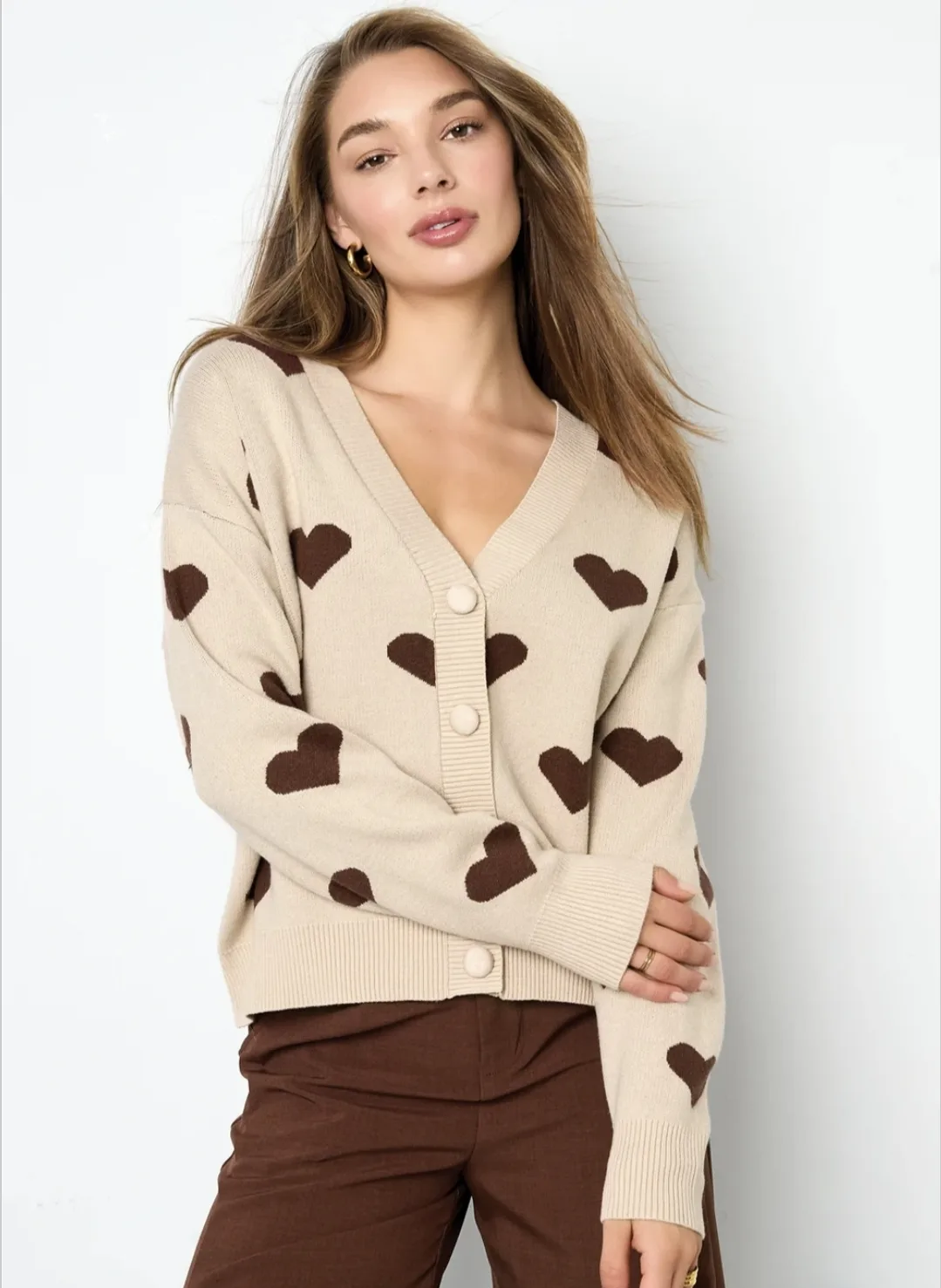 Gebreid damesvest beige met chocoladebruine hartjes
