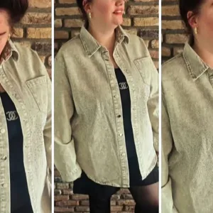 By Jeanny Glitter Denim Jacket/Blouse in light grey. Dit stoere oversized denim item is bezaaid met fonkelende diamantjes die je outfit die extra sparkle geven. Perfect voor iedereen die houdt van een stoere look met een vleugje glamour!