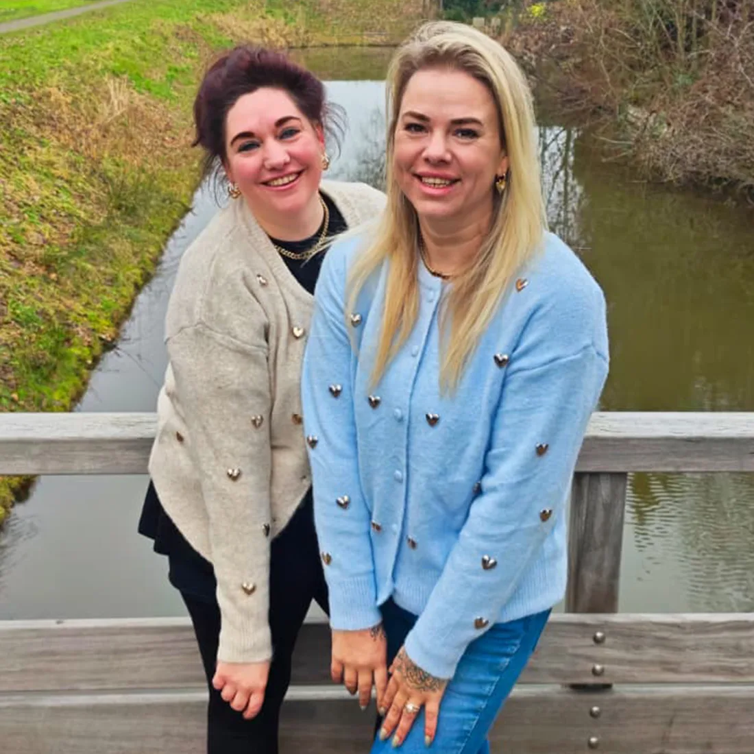 Vest hearts ice blue dames – zacht knit vest met gouden hartjes
