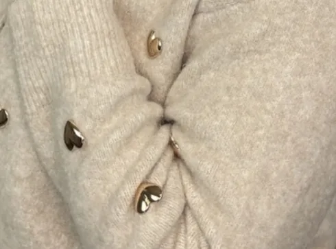 Beige damesvest met gouden hartjes – zacht knit vest By Jeanny
