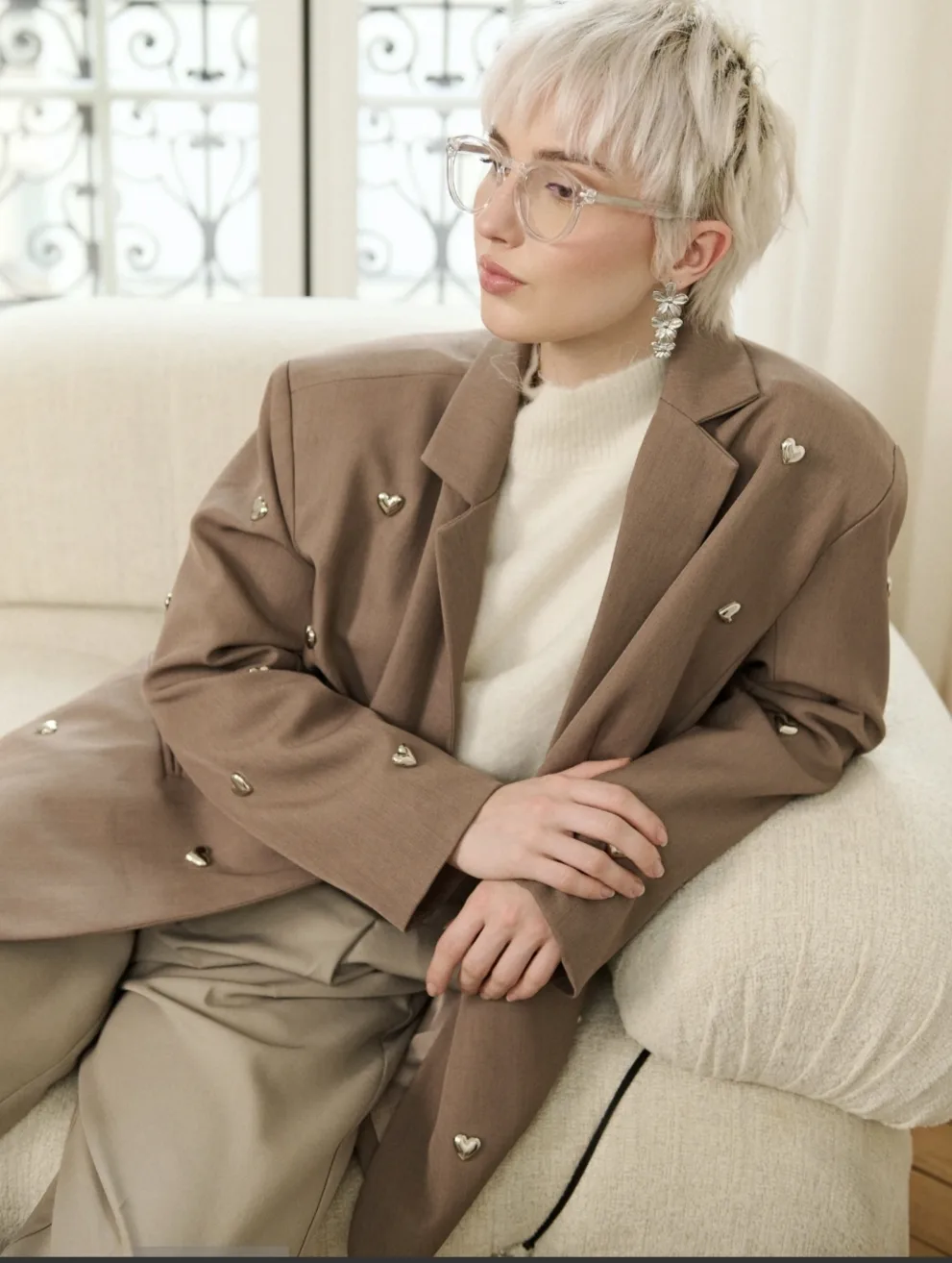 Oversized heart blazer in taupe met moderne fit en gestructureerde valling – By Jeanny