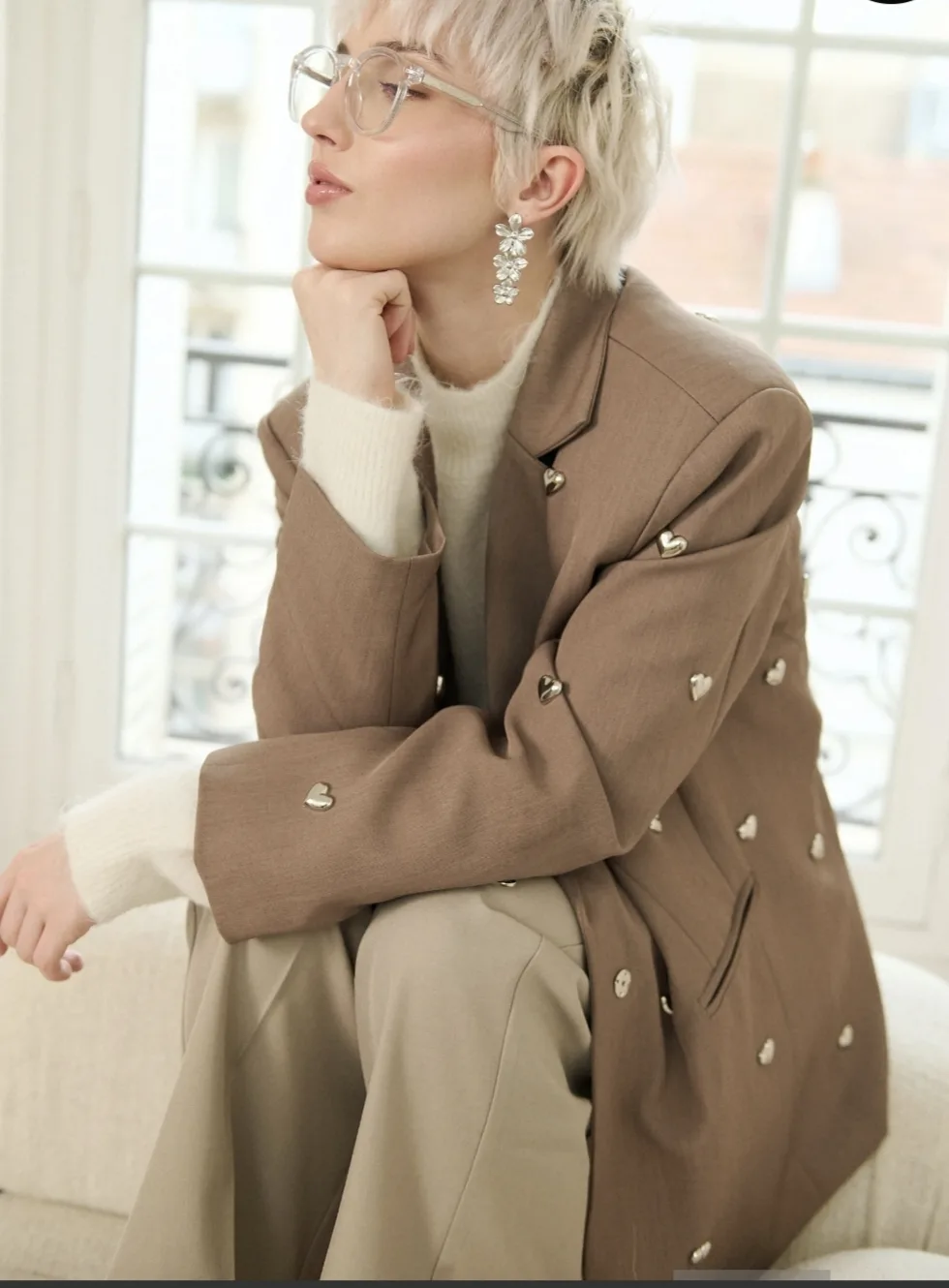 Oversized heart blazer in taupe met moderne fit en gestructureerde valling – By Jeanny