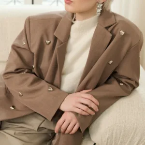 Oversized heart blazer in taupe met moderne fit en gestructureerde valling – By Jeanny