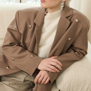 Oversized heart blazer in taupe met moderne fit en gestructureerde valling – By Jeanny