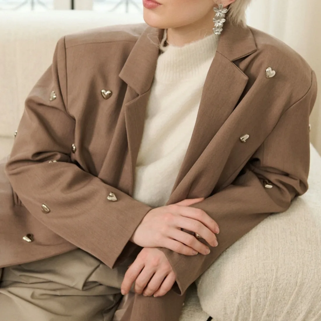 Oversized heart blazer in taupe met moderne fit en gestructureerde valling – By Jeanny