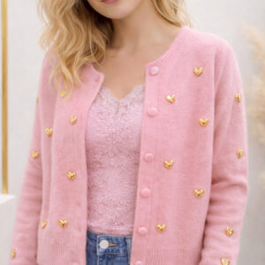 Roze vest met knoopsluiting en gouden hartjesdetails, zachte knit look – Valentijn’s Collectie