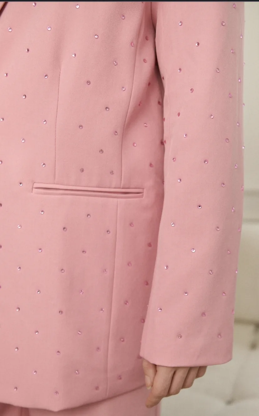 Roze rhinestone blazer oversized fit, glinsterende strass details en gestructureerde valling – By Jeanny
