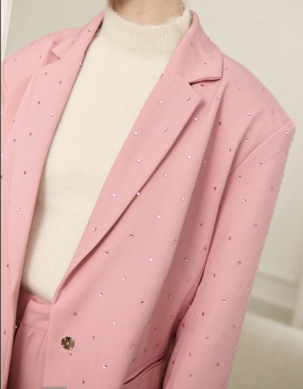 Roze rhinestone blazer oversized fit, glinsterende strass details en gestructureerde valling – By Jeanny
