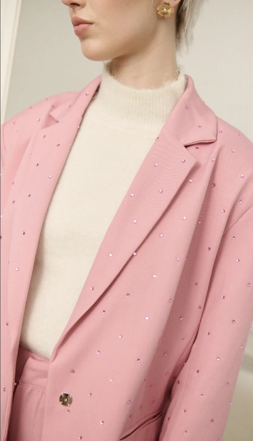 Roze rhinestone blazer oversized fit, glinsterende strass details en gestructureerde valling – By Jeanny