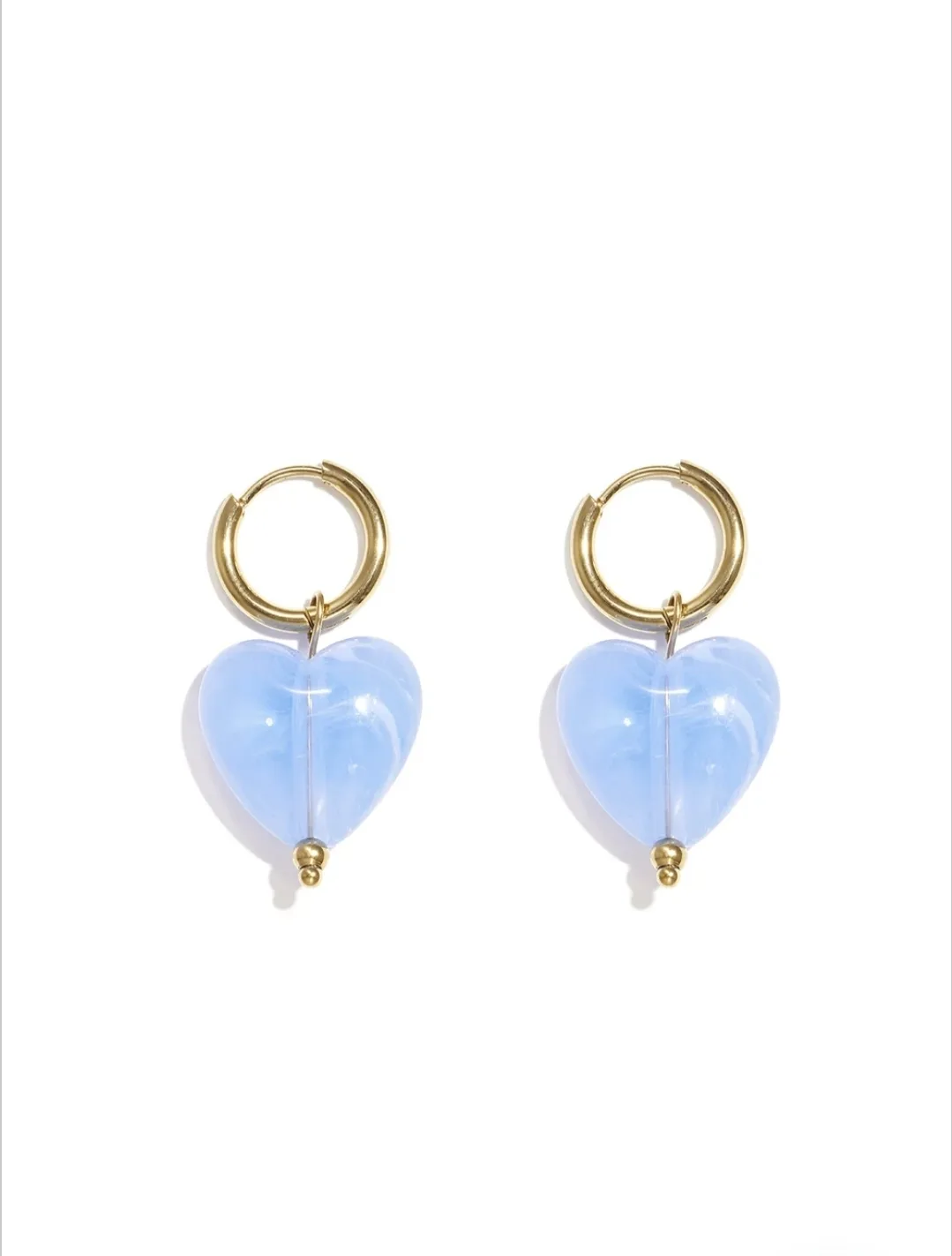 Goudkleurige oorbellen met kliksysteem en ice blue hartjeskraal, 12 mm – By Jeanny