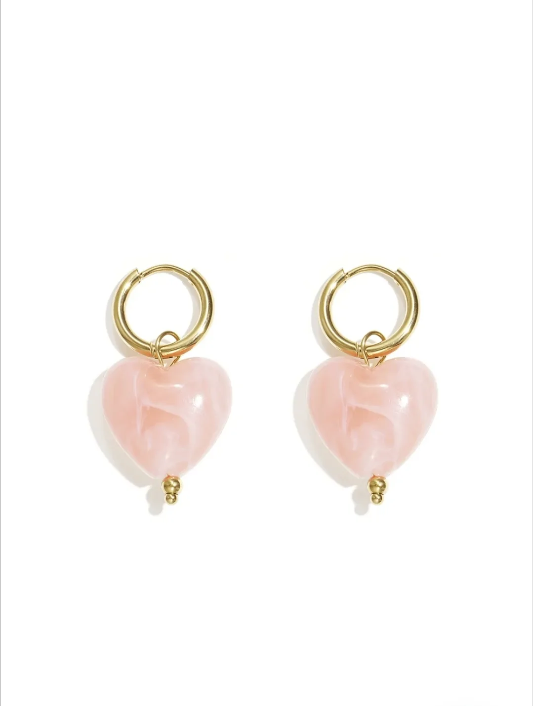 Goudkleurige oorbellen met kliksysteem en roze hartjeskraal, 12 mm – By Jeanny