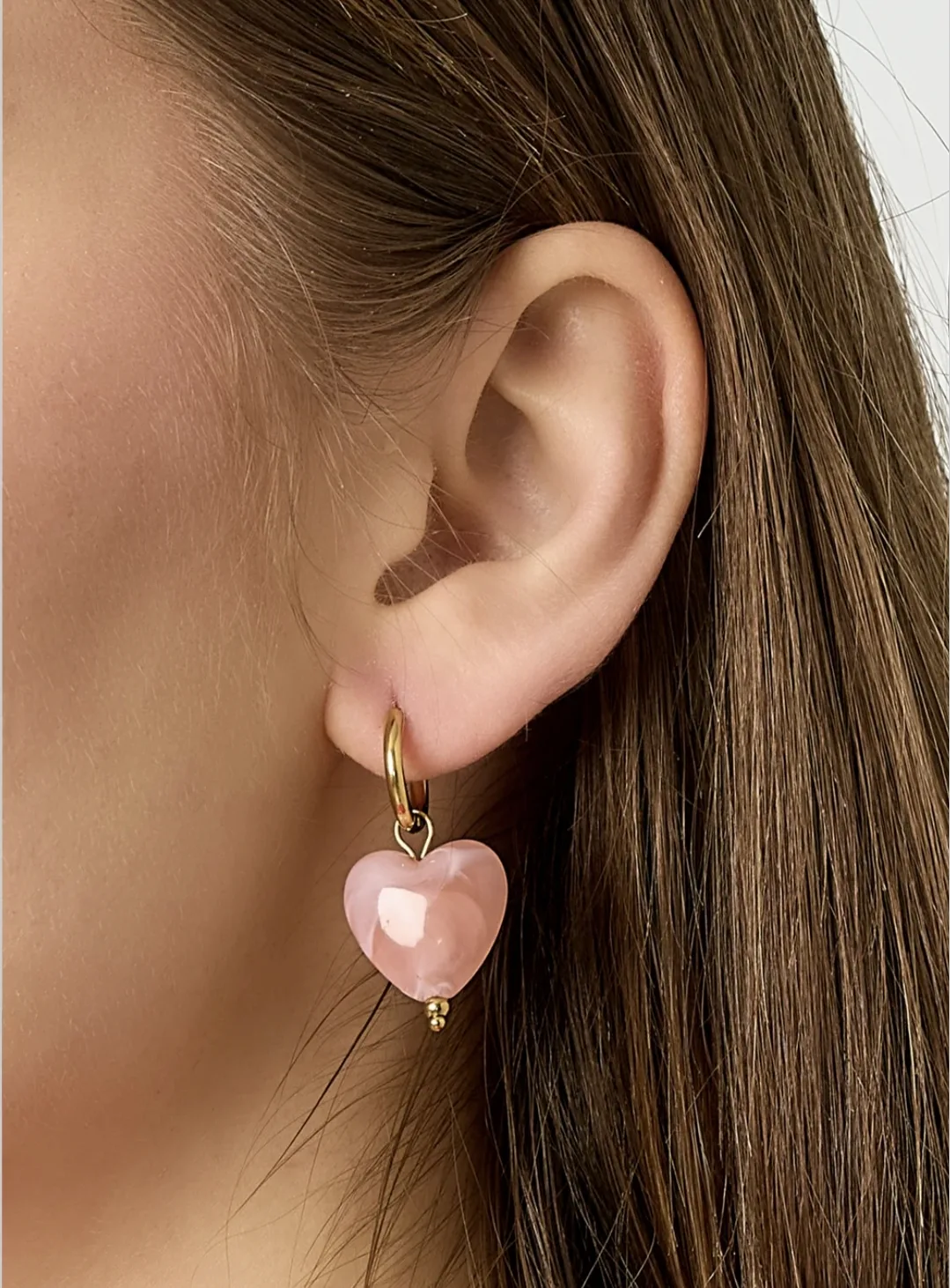 Goudkleurige hoop oorbellen met hartjeskraal in lentekleur, subtiele earparty look – By Jeanny