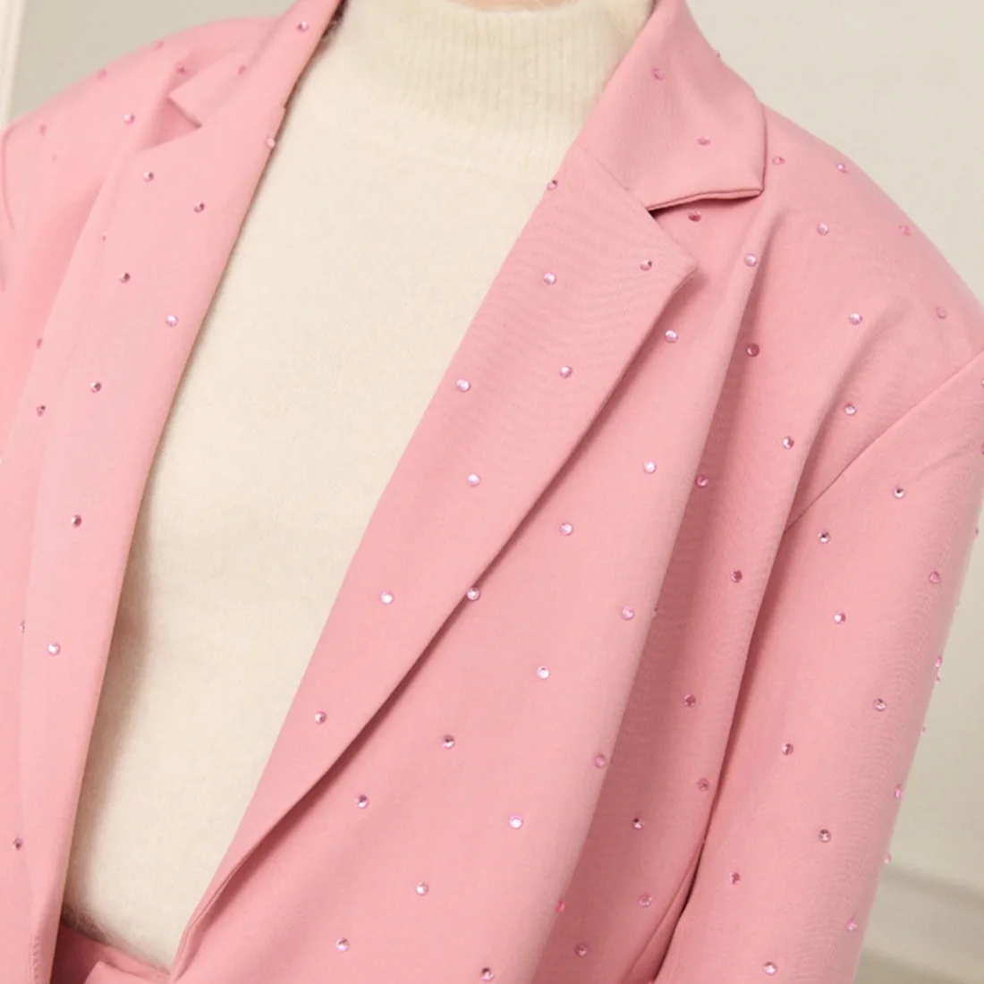 Roze rhinestone blazer oversized fit, glinsterende strass details en gestructureerde valling – By Jeanny