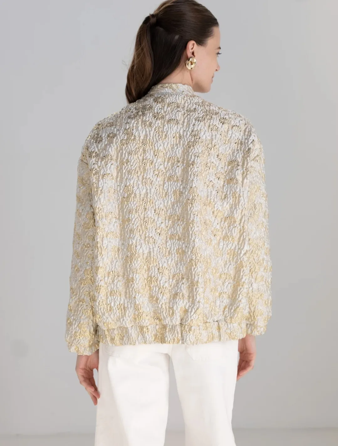 Flower jacquard bomberjack beige met gouden accenten, rits en elastische tailleband – By Jeanny