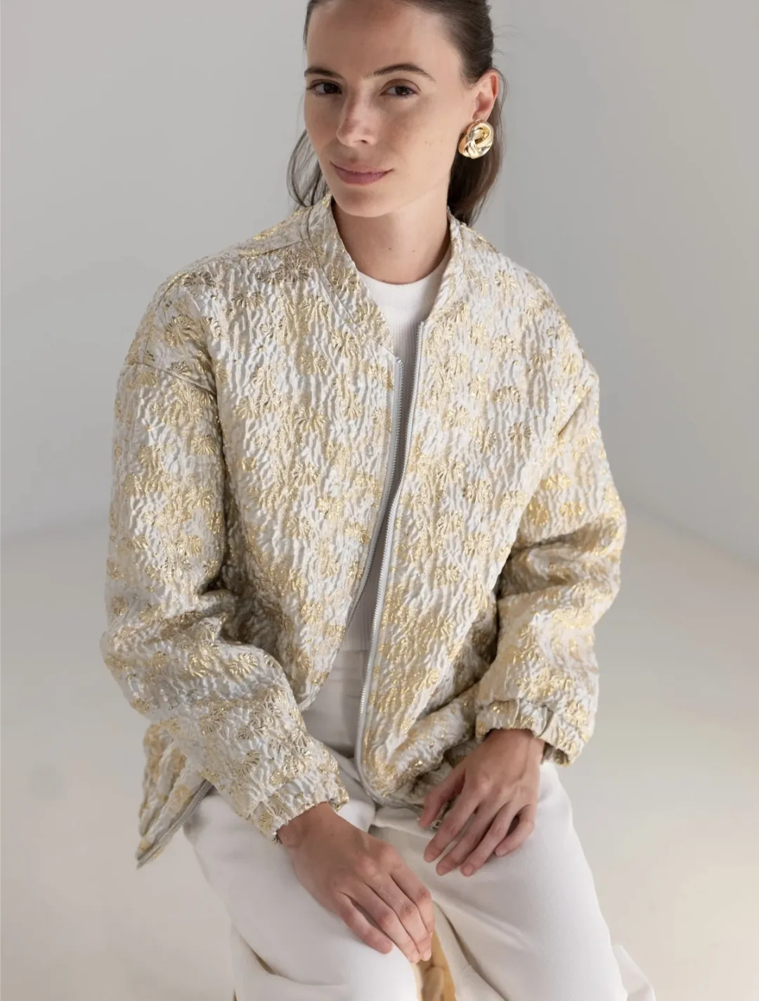 Flower jacquard bomberjack beige met gouden accenten, rits en elastische tailleband – By Jeanny