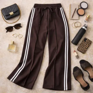 Chocoladebruine loose trouser met dubbele witte zijstreep en elastische taille met koord, zijaanzicht – By Jeanny