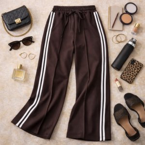 Chocoladebruine loose trouser met dubbele witte zijstreep en elastische taille met koord, zijaanzicht – By Jeanny