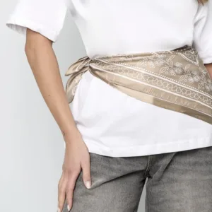 Beige polka dot satijnen summer scarves scarf sjaaltje 70x70 met sierlijke randdetails – By Jeanny