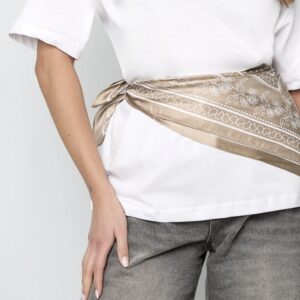 Beige polka dot satijnen summer scarves scarf sjaaltje 70x70 met sierlijke randdetails – By Jeanny
