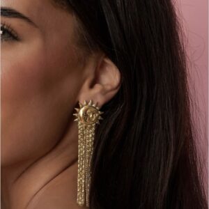 Statement dangle oorbellen met zon-motief en chain tassels gedragen bij casual look – Oorbellen SUN - By Jeanny